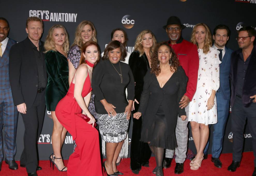 This is an image with Ellen and the rest of the Grey's Anatomy cast. 