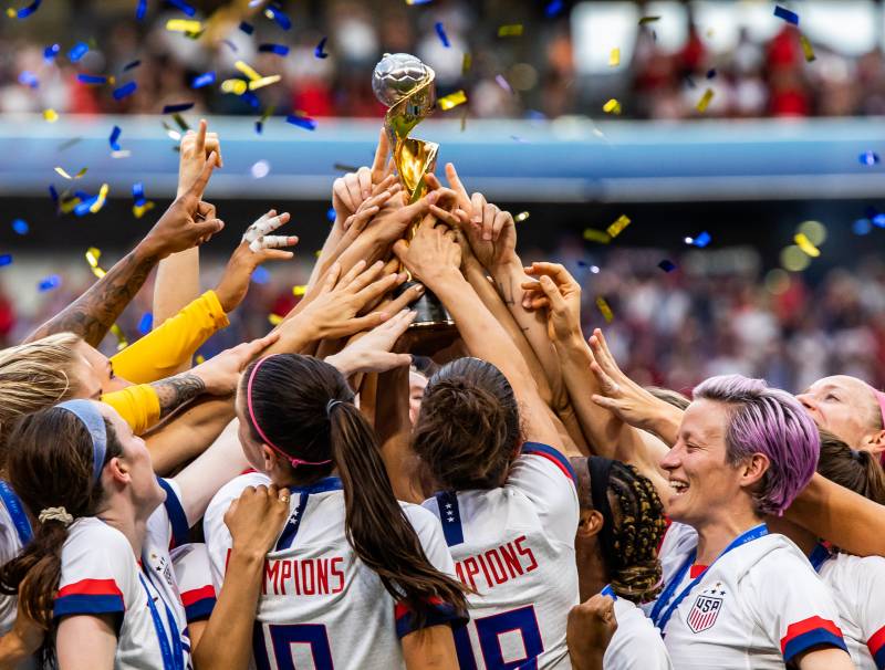 The 2022 USWNT celebrating their victory 
